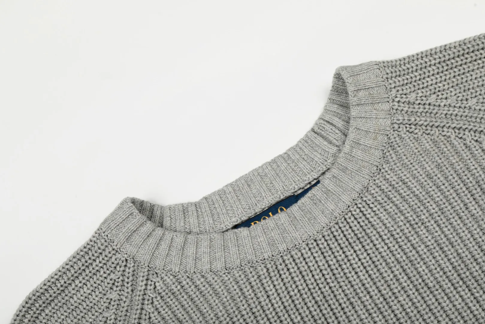 P220 Top quality" Style number: DS812# (not off the shelves all year round) [Ralph Lauren round neck piqué knitted sweater with war horse embroidery on the front and back] ✅Ralph Lauren classic basic versatile round neck pullover sweater for men and women ✅Main supply platform live broadcast Wholesale entity Replenish if out of stock Not removed from the shelves ✅ZP quality 1:1 version Scan the code to enter the GF website Counter quality ✅Detailed quality The only one in Guangzhou Imported quality cotton yarn Mainly high-end, cost-effective, good quality needless to say ✅The version is restored to the original order, the maximum size can be worn up to 200 pounds, loose, comfortable and stress-free ✅The upper body is simple and easy to match, ootd must-have style, good-looking clothes are never picky, a must-have item in the wardrobe is recommended. Size: S-XL Color: White, gray, khaki, navy blue, brown, burgundy, black with white label, black with red label